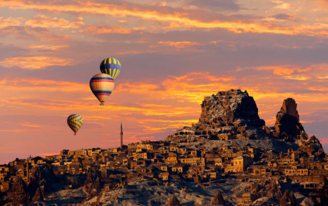 Cappadocia, Thổ Nhĩ Kỳ: Chi&ecirc;m ngưỡng th&agrave;nh phố cổ n&agrave;y từ tr&ecirc;n khinh kh&iacute; cầu mang lại trải nghiệm v&ocirc; c&ugrave;ng th&uacute; vị.