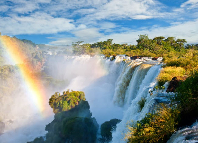 Th&aacute;ch Iguazu ở Argentina v&agrave; Brazil: Th&aacute;c nước n&agrave;y nằm dọc bi&ecirc;n giới giữa Argentina v&agrave; Brazil. Th&aacute;c cao nhất mang t&ecirc;n Họng Tử Thần c&oacute; chiều cao 76m.