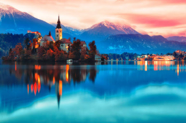 Hồ Bled, Slovenia: C&aacute;c l&acirc;u đ&agrave;i cổ quanh hồ khiến nơi đ&acirc;y trở th&agrave;nh một trong những điểm nghỉ dưỡng hấp dẫn nhất ch&acirc;u &Acirc;u.