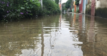 Hà Nội: Sau cơn bão số 2, hàng trăm hộ dân vẫn sống trong ngập úng