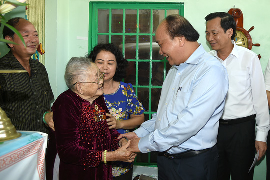 Thủ tướng đến thăm hỏi, tặng qu&agrave; Mẹ Việt Nam anh h&ugrave;ng V&otilde; Thị Ngọ.
