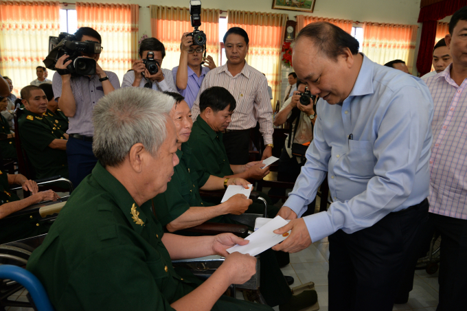 Thủ tướng Nguyễn Xu&acirc;n Ph&uacute;c thăm v&agrave; tặng qu&agrave; c&aacute;c thương binh, bệnh binh.