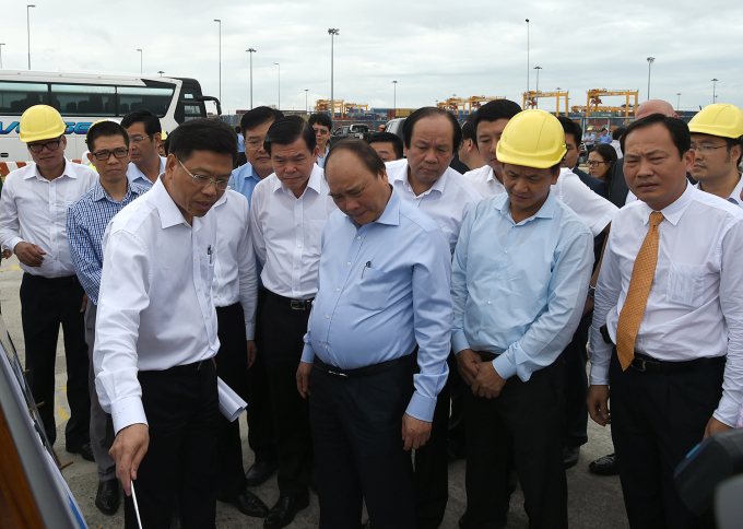 Thủ tướng Nguyễn Xu&acirc;n Ph&uacute;c l&agrave;m việc tại cảng quốc tế C&aacute;i M&eacute;p.