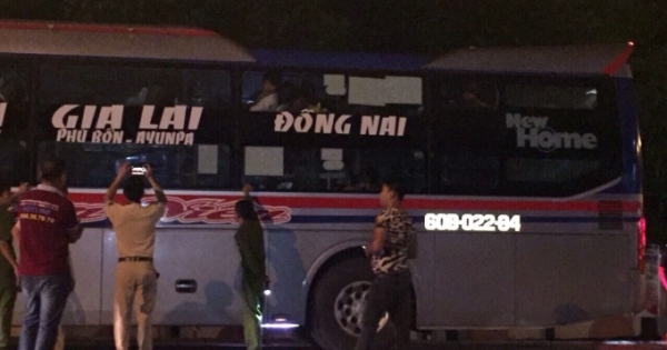 Tái diễn tình trạng ném đá xe khách trên đường Hồ Chí Minh