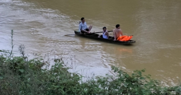 Hà Tĩnh: Đi qua cầu rơi xuống sông, ba mẹ con bị nước cuốn