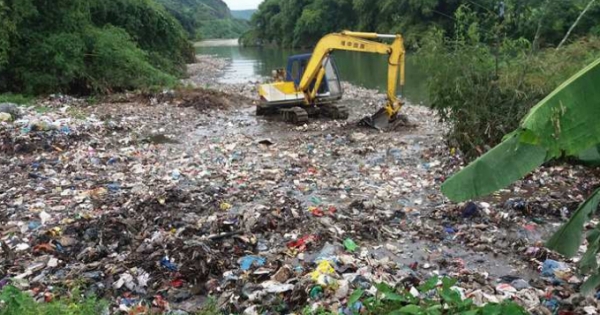 Hà Giang: Dân phản ánh ô nhiễm, xã thuê máy xúc đẩy “núi” rác xuống suối