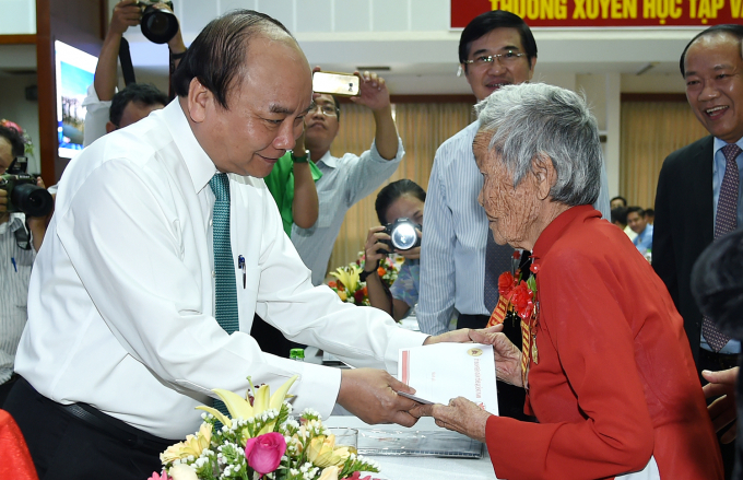 Thủ tướng thăm v&agrave; tặng qu&agrave; mẹ Việt Nam anh h&ugrave;ng.