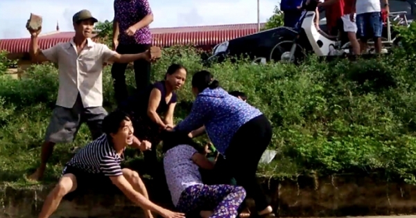 Thanh Hóa: Vợ chồng già bị hàng xóm chém gục vì tranh chấp cây hoa sữa