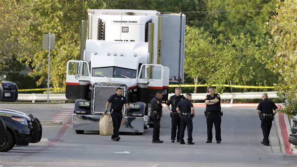 Chiếc xe tải chứa 8 thi thể trong th&ugrave;ng. (Ảnh: AFP)