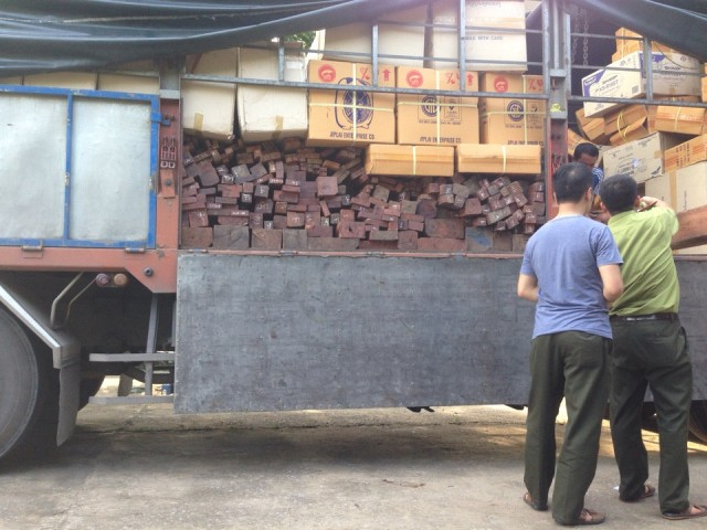 Trạm CSGT Quảng Xương bắt giữ 6m3 gỗ nh&oacute;m 1 kh&ocirc;ng giấy tờ vận chuyển. (Ảnh: CSGT cung cấp)