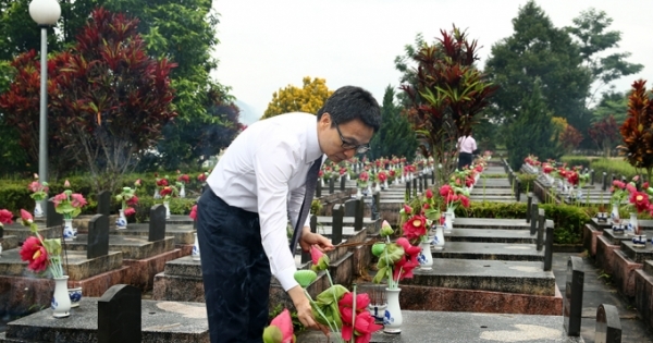 Phó Thủ tướng Vũ Đức Đam dâng hương tưởng niệm các anh hùng, liệt sĩ