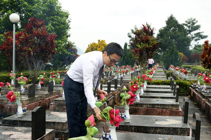 Ph&oacute; thủ tướng d&acirc;ng hương tại nghĩa trang Ngọc Hồi.