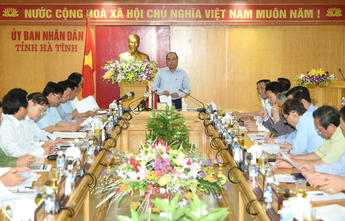 Thủ tướng Nguyễn Xu&acirc;n Ph&uacute;c l&agrave;m việcvới c&ocirc;ng ty Formosa.