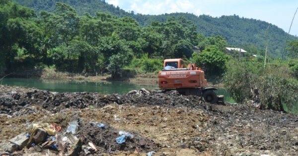 Vụ rác ngập suối ở Hà Giang: Chủ tịch xã thuyết phục người dân gỡ clip khỏi mạng xã hội