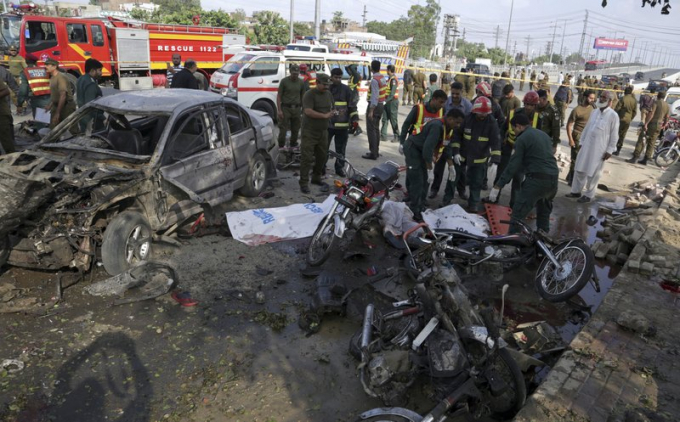 Hiện trường vụ đ&aacute;nh bom tự s&aacute;t bằng xe m&aacute;y ở Lahore h&ocirc;m 24/7, khiến &iacute;t nhất 26 người thiệt mạng (Ảnh AP).
