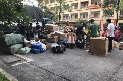 Hà Nội: Bắt giữ số lượng hàng lậu trên xe tải