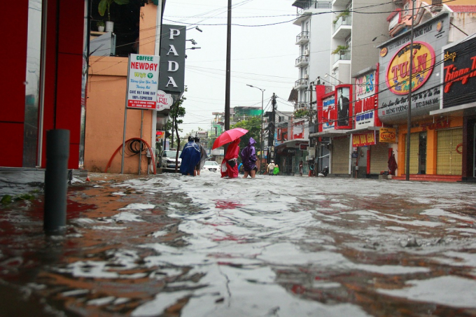 Lượng mưa lớn, nhiều tuyến đường trong TP Huế ngập s&acirc;u trong nước.