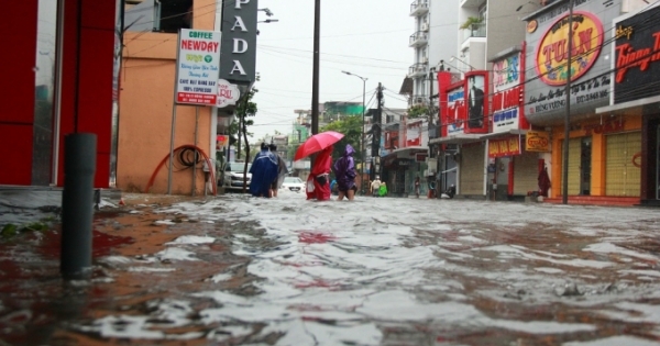 Huế: Nhiều tuyến đường ngập nặng do ảnh hưởng bão số 4
