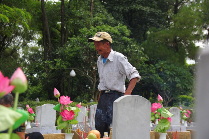 &Ocirc;ng L&ecirc; Văn Nguy&ecirc;n vượt gần 500 km từ Nghệ An v&agrave;o nghĩa trang Trường Sơn Quảng Trị thăm mộ anh trai.