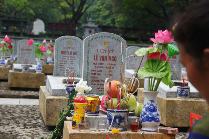 Bia mộ của liệt sĩ tại nghĩa trang liệt sĩ Trường Sơn.
