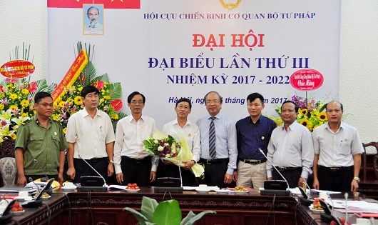 Thứ trưởng Phan Ch&iacute; Hiếu tặng hoa ch&uacute;c mừng Ban Chấp h&agrave;nh Hội Cựu chiến binh nhiệm kỳ 2017 - 2022.