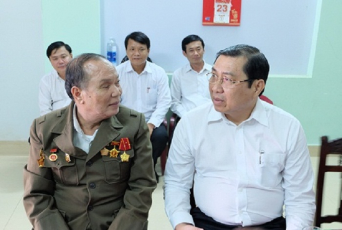 Chủ tịch UBND TP Đ&agrave; Nẵng Huỳnh Đức Thơ&nbsp;(&aacute;o trắng, b&ecirc;n phải) đến thăm gia đ&igrave;nh thương binh Đặng Văn Rứa.