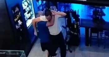 Người đàn ông chặn đứng tên cướp có vũ khí trong tiệm cafe
