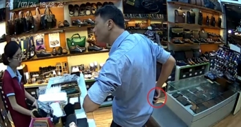 Người đàn ông cố tình cầm nhầm ví trong cửa hàng thời trang