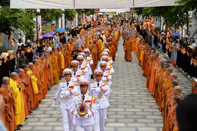Gần 300 tăng sinh Học viện Phật gi&aacute;o Việt Nam c&ugrave;ng về tham dự.