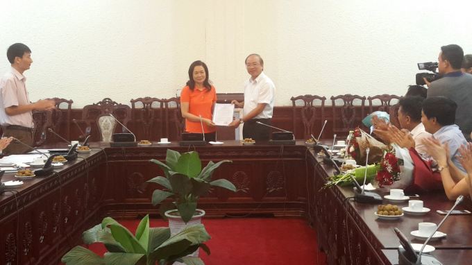 Thứ trưởng Bộ Tư ph&aacute;p trao quyết định nghỉ hưu cho b&agrave; Trần Thị Hương Mai.