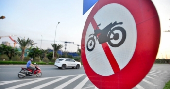 Hà Nội: Bất chấp nguy hiểm, xe máy ồ ạt đi vào cao tốc cho ô tô
