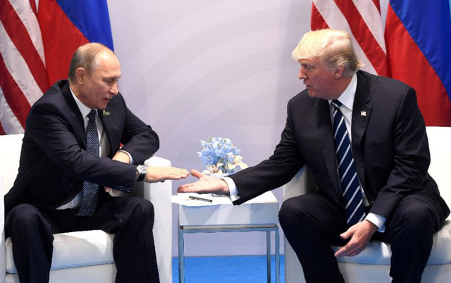 Tổng thống Nga Vladimir Putin v&agrave; người đồng cấp Mỹ Donald Trump gặp nhau b&ecirc;n lề G20 tại Hamburg, Đức (Ảnh: AFP)
