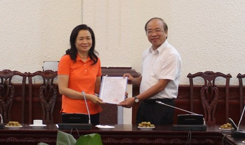 Thứ trưởng Phan Ch&iacute; Hiếu trao quyết định nghỉ hưu cho b&agrave; Trần Thị Hương Mai.