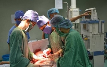Phẫu thuật cắt bỏ khối u nặng hơn 6kg trong bụng