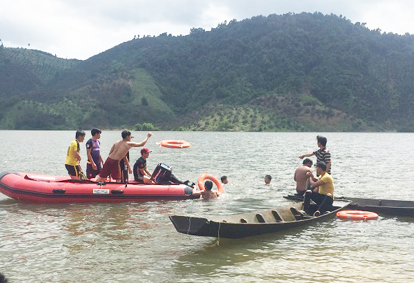 Lực lượng cứu hộ đang t&iacute;ch cực t&igrave;m kiếm 2 em học sinh đuối nước.