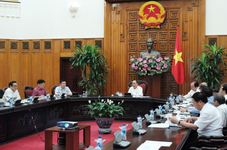 Thủ tướng Nguyễn Xu&acirc;n Ph&uacute;c l&agrave;m việc với Tổ tư vấn kinh tế ng&agrave;y 29/7.