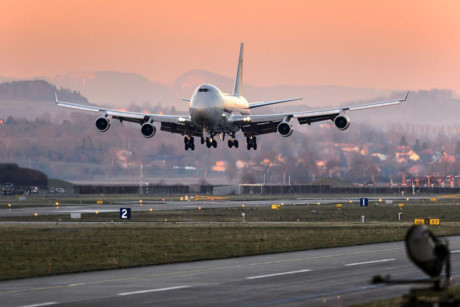 Chiếc Boeing 747 đang hạ c&aacute;nh.