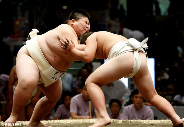 M&ocirc;n đấu vật sumo được cho l&agrave; r&egrave;n luyện tư c&aacute;ch tốt cho nam giới, gi&uacute;p họ ngay từ nhỏ đ&atilde; học được l&ograve;ng dũng cảm. (Ảnh: Reuters)
