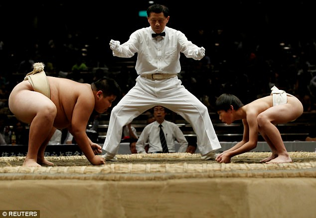 Đối với những cuộc đấu vật sumo d&agrave;nh cho trẻ nhỏ, việc xếp bảng đấu phụ thuộc v&agrave;o lứa tuổi, kh&ocirc;ng phải dựa v&agrave;o c&acirc;n nặng. (Ảnh: Reuters)