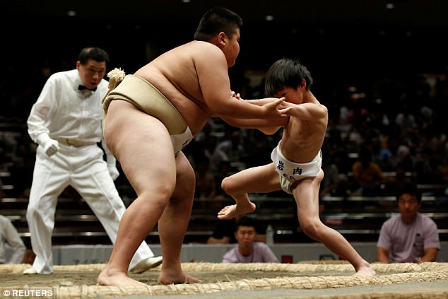 Những h&igrave;nh ảnh ấn tượng n&agrave;y được chụp tại v&ograve;ng loại cuộc đấu vật Wanpaku đang được tổ chức ở th&agrave;nh phố Tokyo, Nhật Bản. (Ảnh: Reuters)