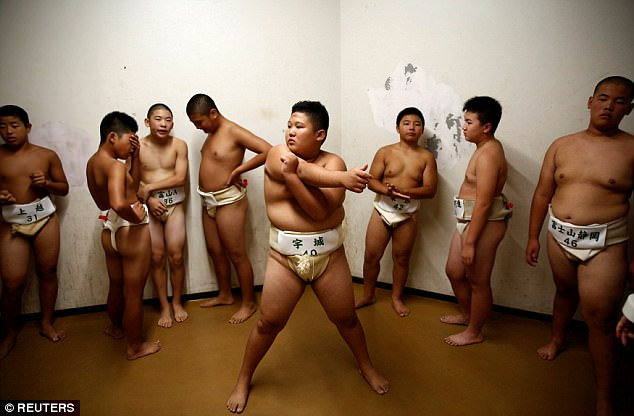 H&agrave;ng trăm em nhỏ đ&atilde; tham gia cuộc thi đấu vật sumo d&agrave;nh cho trẻ nhỏ. (Ảnh: Reuters)