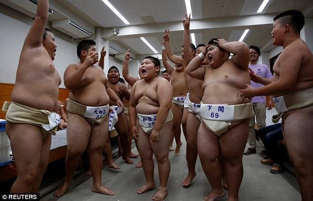 Cuộc sống của một v&otilde; sĩ sumo chuy&ecirc;n nghiệp rất khắc nghiệt, với một chế độ ăn - tập nghi&ecirc;m ngặt. D&ugrave; c&aacute;c v&otilde; sĩ sumo tr&ocirc;ng rất nặng nề, nhưng kỳ thực họ cũng rất khỏe mạnh v&agrave; dẻo dai. (Ảnh: Reuters)