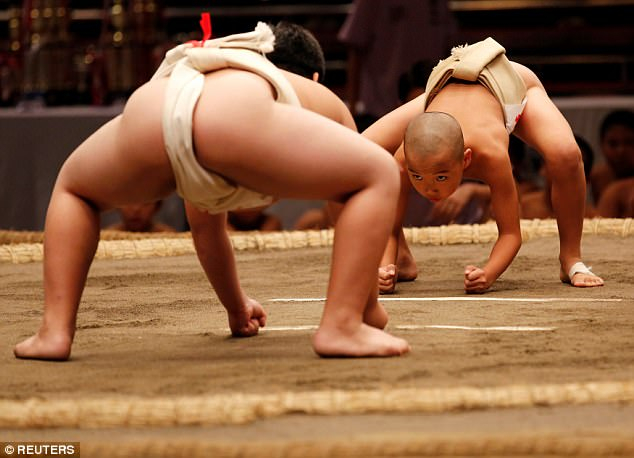 Cuộc sống của một v&otilde; sĩ sumo chuy&ecirc;n nghiệp rất khắc nghiệt, nhưng c&oacute; thể thấy kh&aacute; nhiều em nhỏ Nhật Bản vẫn hứng th&uacute; với bộ m&ocirc;n thể thao truyền thống n&agrave;y. (Ảnh: Reuters)