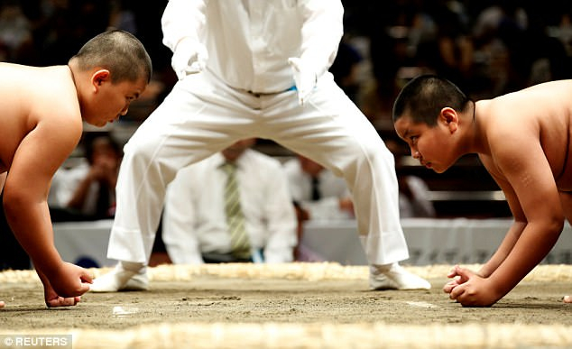 Mỗi khi một cuộc thi đấu sumo được mở ra, lu&ocirc;n c&oacute; rất đ&ocirc;ng v&otilde; sĩ đăng k&yacute; tham dự. (Ảnh: Reuters)