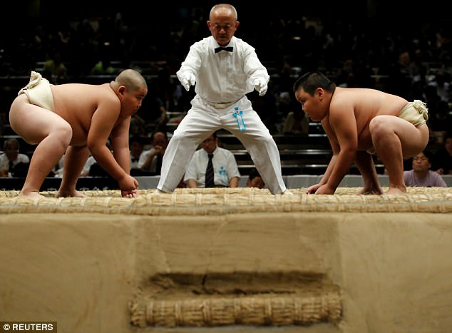 Những em nhỏ sớm theo đuổi sự nghiệp v&otilde; sĩ sumo sẽ cố gắng thể hiện tốt tại c&aacute;c cuộc thi đấu như thế n&agrave;y, để con đường trở th&agrave;nh v&otilde; sĩ chuy&ecirc;n nghiệp thuận lợi hơn. (Ảnh: Reuters)