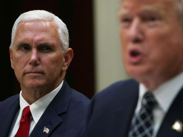 Tổng thống Mỹ Donald Trump v&agrave; Ph&oacute; Tổng thống Mỹ Mike Pence (tr&aacute;i). (Ảnh: Getty)