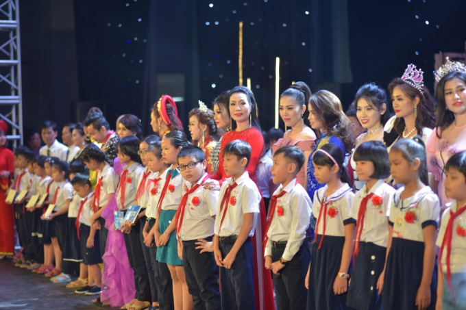 Hồng Minh The Voice Kids ng&agrave;y n&agrave;o giờ ho&aacute; thiếu nữ xinh đẹp trong đ&ecirc;m diễn