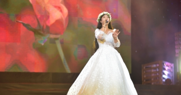 Hồng Minh The Voice Kids ngày nào giờ hoá thiếu nữ xinh đẹp trong đêm diễn "Hành trình kết nối yêu thương"