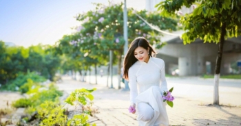 Thiếu nữ Hà thành đẹp dịu dàng bên hoa bằng lăng