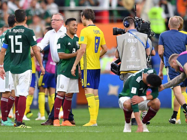 Mexico (&aacute;o xanh) thua tan t&aacute;c trước Thụy Điển ở lượt cuối v&ograve;ng bảng